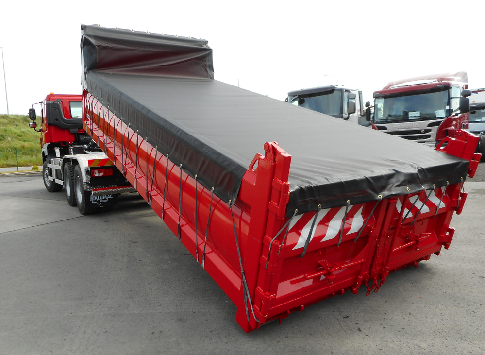Container à déchets RJ Location livré par camion Multilift