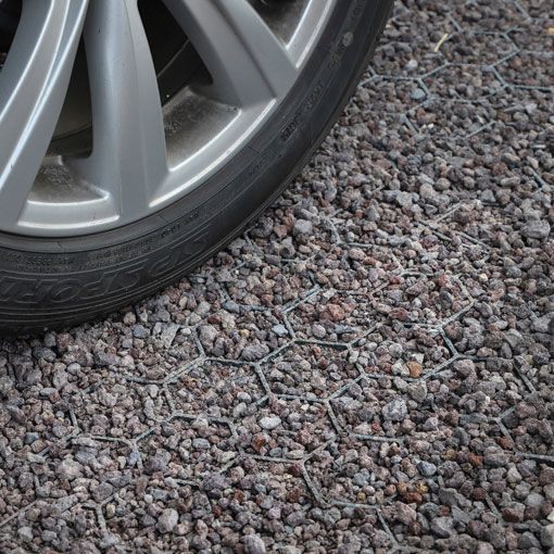 Stationnement carrossable en empierrement recyclé