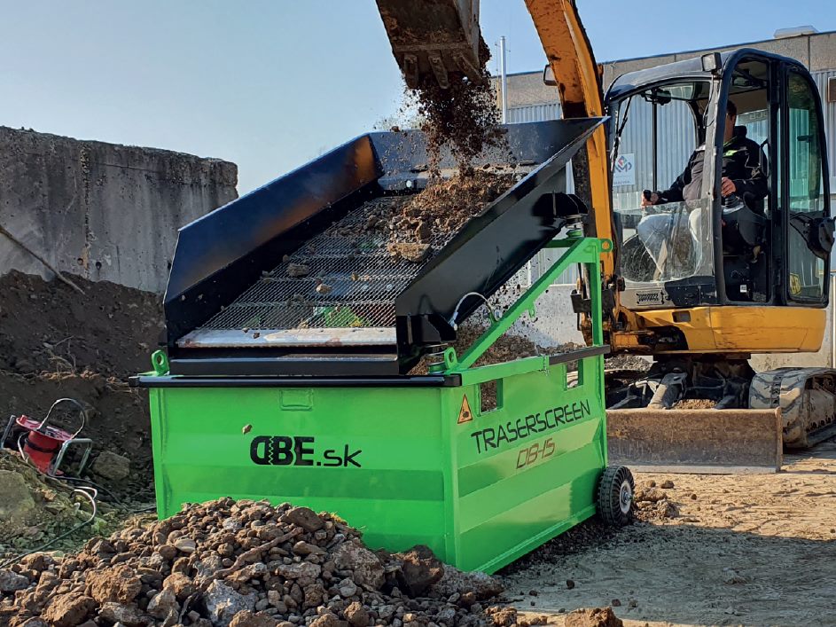 Crible mobile alimenté par une minipelle sur un chantier